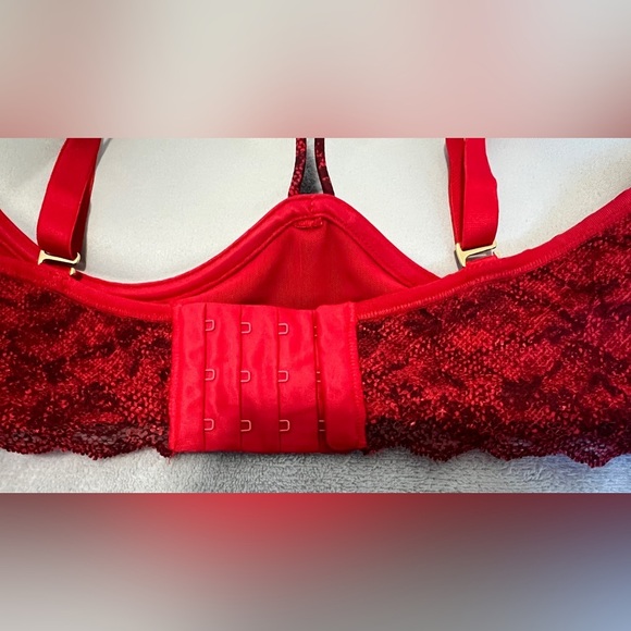 Leonisa Chic, comfortable and sexy red strapless bra - Picture 12 of 12
